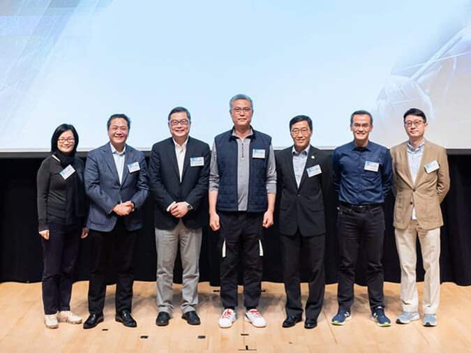 「中銀香港極客大賽 2019」的評審團隊在閉幕儀式上合影，並為賽事提供寶貴意見及協助。